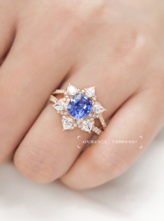 围镶蓝宝石戒指